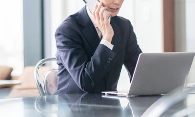 問い合わせする男性