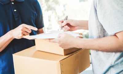 納品される荷物を受け取る様子